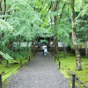 Temple Jizo-in à Kyoto, Chemin vers la porte principale