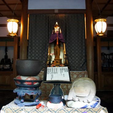 Temple Jizo-in à Kyoto, Vue de l'intérieur du Hondo