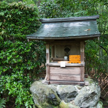 Temple Jizo-in à Kyoto, Petit autel dans le jardin