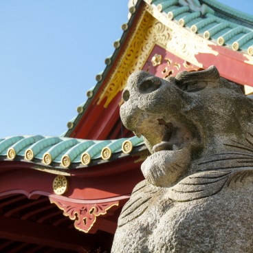 Détail d'un lion-gardien à Kanda Myojin à Tokyo