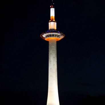 Kyoto Tower, vue de nuit sur la tour à la sortie de la gare JR