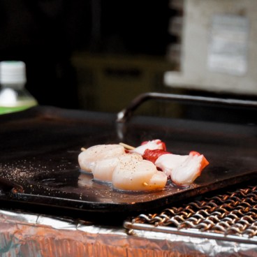 Kuromon Ichiba (Osaka), Brochettes de coquilles saint-jacques et de poulpe