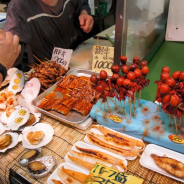 Kuromon Ichiba (Osaka), Spécialités de street food à base de poissons et produits de la mer