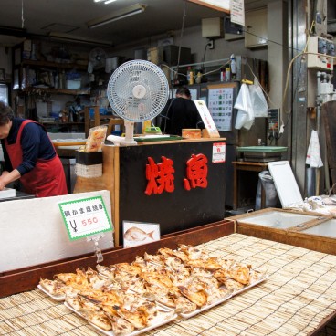 Kuromon Ichiba (Osaka), Stand de poissons grillés