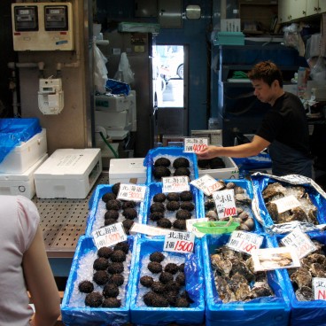 Kuromon Ichiba (Osaka), Stand de fruits de mer en provenance de Hokkaido
