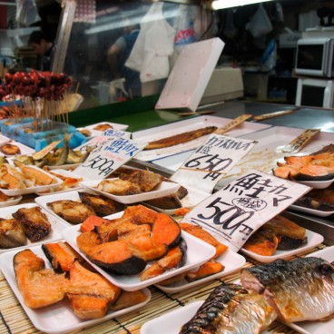 Kuromon Ichiba (Osaka), Spécialités de street food à base de poissons et produits de la mer 2