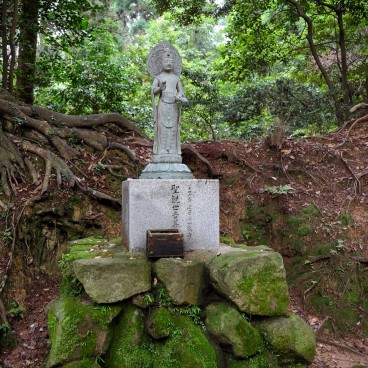 Shoshazan Engyoji, stèle et statue bouddhiques