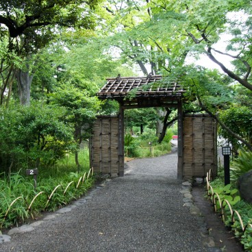Mukojima Hyakka-en (Tokyo), Porte et stèle