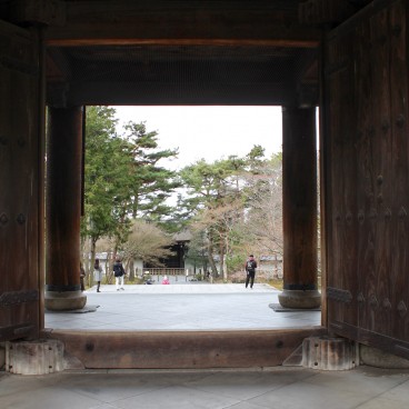 Nanzen-ji, Vue de l'intérieur depuis la grande porte Sanmon
