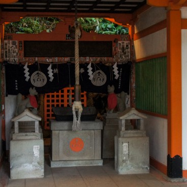 Nezu-jinja (Tokyo), Pavillon de prière dans l'enceinte du sanctuaire