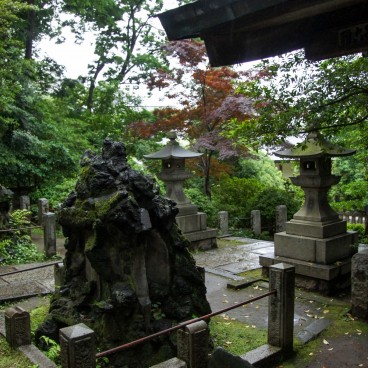 Nezu-jinja (Tokyo), Pierre sacrée