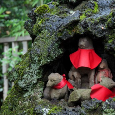 Nezu-jinja (Tokyo), Statuettes de renards Kitsune