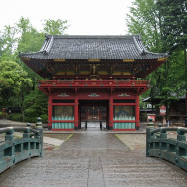 Nezu-jinja (Tokyo), Porte Romon vue depuis le pont Shinkyo