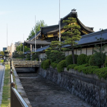 Nishi Hongan-ji (Kyoto), Entrée depuis la rue Horikawa