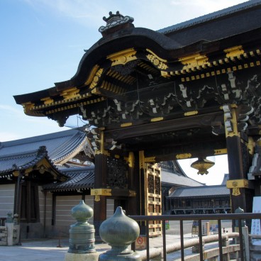 Nishi Hongan-ji (Kyoto), Entrée depuis la rue Horikawa 2