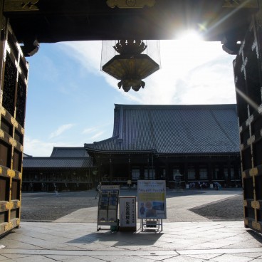 Nishi Hongan-ji (Kyoto), Entrée depuis la rue Horikawa 3