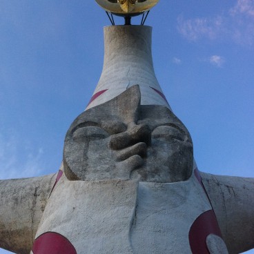 Parc Expo'70 (Osaka), la Tour du Soleil avec son visage principal et le Masque Doré au sommet