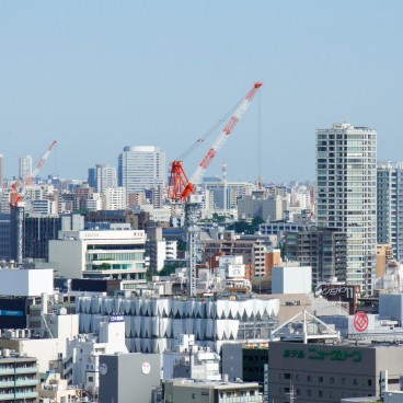 Vue sur les toits de Tokyo et les grues de chantiers