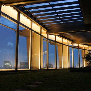 Un toit de Tokyo la nuit