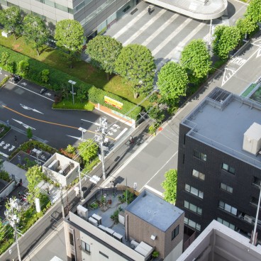 Vue sur la rue depuis un toit de Tokyo