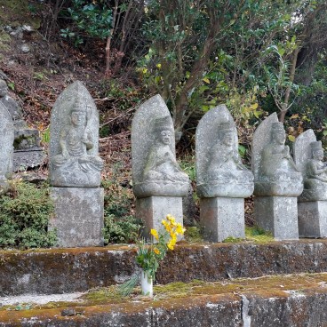 Unzen Jigoku (Kyushu), Statues bouddhistes