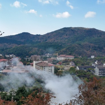 Unzen Jigoku (Kyushu), Vue sur le village thermal et les fumerolles en automne