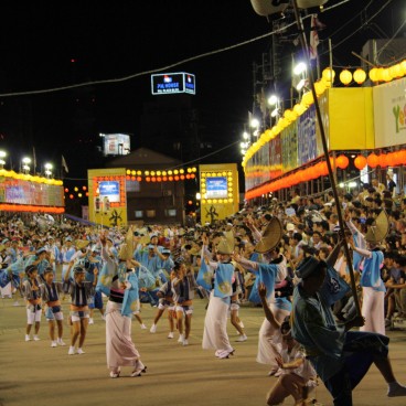 Festival Awa-odori à Tokushima (Shikoku), Danseurs et spectateurs
