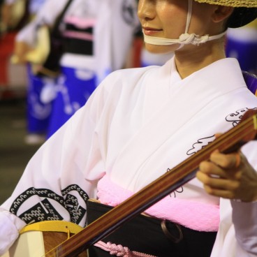 Festival Awa-odori à Tokushima (Shikoku), Joueuse de shamisen