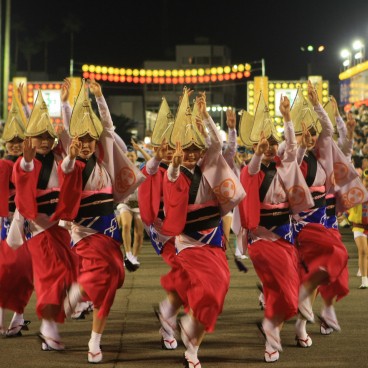 Festival Awa-odori à Tokushima (Shikoku), Groupe de danseuses