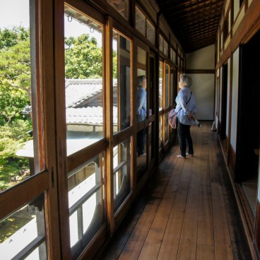 Villa Kyu Asakura à Shibuya, Couloir au plancher de bois au premier étage