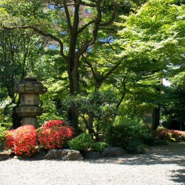 Villa Kyu Asakura à Shibuya, Lanterne dans le jardin