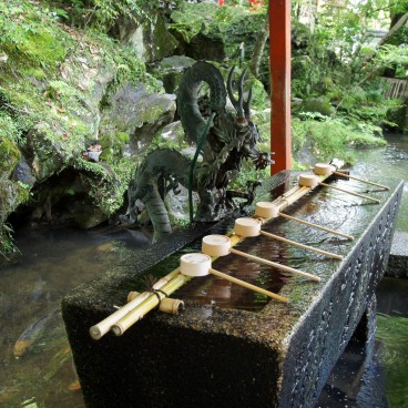 Bassin d'ablutions à l'Ishiyama-dera à Otsu
