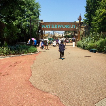 Universal Studios Japan (USJ, Osaka), allée du parc et entrée du monde Waterworld