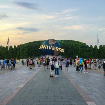 Universal Studios Japan (USJ, Osaka), esplanade avec le logo Universal