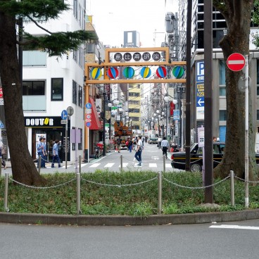 Rue commerçante depuis la gare JR