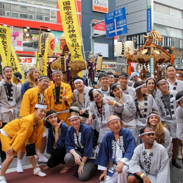 Fukuro Matsuri à Ikebukuro (Tokyo), groupe de porteurs de mikoshi