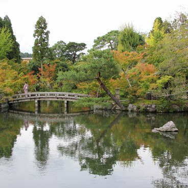 Eikan-do (Kyoto), étang et pont de pierre au début de l'automne