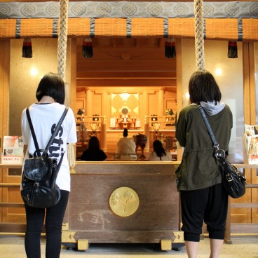 Kibune-jinja (Kyoto), fidèles en train de prier devant le pavillon shinto