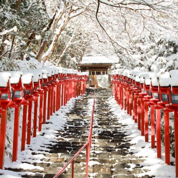 Kibune (Kyoto), sanctuaire shinto sous la neige et dans la forêt au nord de la ville