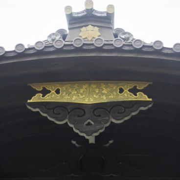 Myohon-ji (Kamakura), acrotère ornée du blason des Minamoto