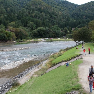 Shirakawa-go, Berges de la rivière
