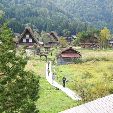 Shirakawa-go, Vue d'ensemble du village et touristes