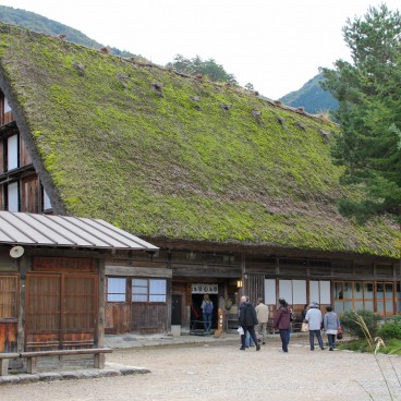 Shirakawa-go, Maison au toit de chaume et touristes