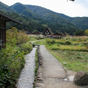 Shirakawa-go, Ruisseau parcourant le village