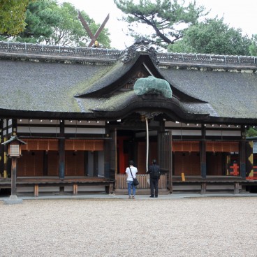 Sumiyoshi Taisha (Osaka), fidèle en train de sonner la cloche pour prier devant le pavillon shinto