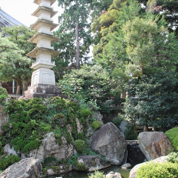 Toyokawa Inari (Aichi), Pagode et jardin