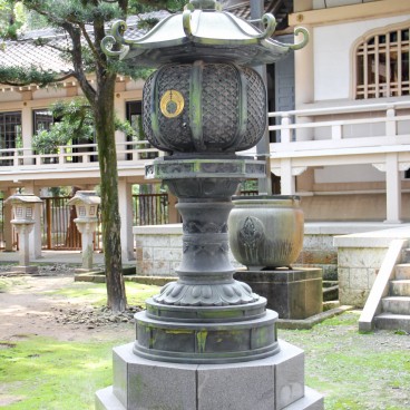 Toyokawa Inari (Aichi), Lanterne près du pavillon Ho'unden
