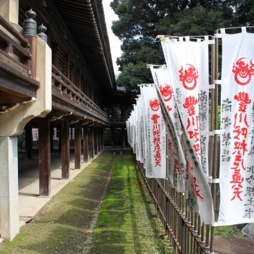 Toyokawa Inari (Aichi), Bannières le long du bâtiment principal