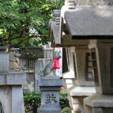 Toyokawa Inari (Aichi), Lanternes et statue d'Inari