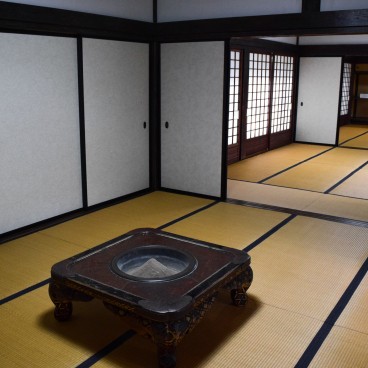 Chidokan (Tsuruoka), Salle couverte de tatami et table ouvragée